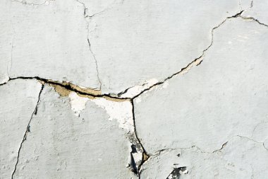 Gri boya arka planda siyah çatlaklar. Çizik dokusu. Grafik tasarımı için beyaz ve siyah grunge beton duvar deseni.