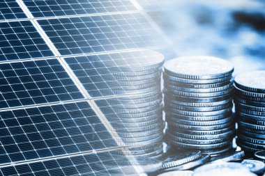 Bozuk paralar birikmiş. Güneş paneli dokusu. Çevre teknolojisi. Mavi eko güç kaynağı arkaplanı. 