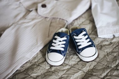 Şirin, küçük bebek ayakkabıları. Vaftiz kıyafetleri ayrıntıları. Yeni doğan moda arka planı. 