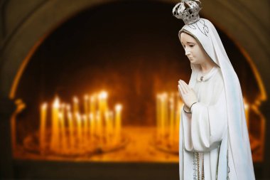 Meryem Ana dua ediyor. Kutsal bakire heykeli. Dua eden Bakire Meryem heykeli. Dini bir geçmişi var. Boş kopya uzay inancı arka planı. Aziz heykeli arka planda izole edilmiş..