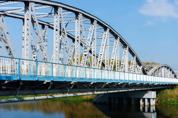 Metal köprü arka planı. Köprü inşaatı. 