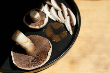 Siyah bir tabakta Boletus mantarları