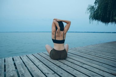 Şafakta yoga yapan kadın, vücut pozitifliği.