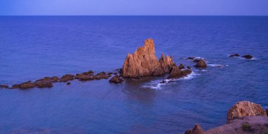 Las Sirenas Resifi, Cala de las Sirenas, Cabo de Gata-Nijar Doğal Parkı, UNESCO Biyosfer Rezervi, Sıcak Çöl İklim Bölgesi, Almerya, Endülüs, İspanya, Avrupa