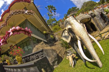Kutsal Fil ve Keşiş Heykelleri, Dambulla Altın Tapınağı, Dambulla Mağarası Tapınağı, UNESCO Dünya Mirası Alanı, Kandy Eyaleti, Sri Lanka, Asya