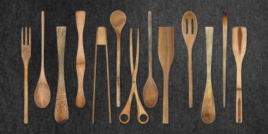 Koyu Arkaplanda Pişirme Ahşap Utensillerinin Üst Görünümü