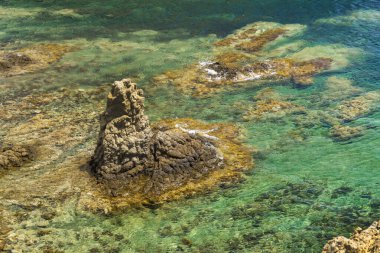 Rocky Coastline and Cliffs, Isleta del Moro Adası, Cabo de Gata-Nijar Doğal Parkı, UNESCO Biyosfer Rezervi, Sıcak Çöl İklim Bölgesi, Almerya, Endülüs, İspanya, Avrupa