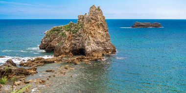 Islote de los Picones, Castiellu Plajı, Cantabrian Denizi, Pendueles, Llanes, Asturias, İspanya, Avrupa