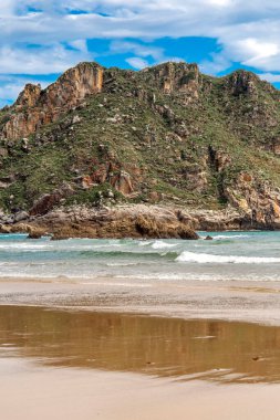 Sahil şeridi ve uçurumlar, La Franca plajı, Asturias, La Franca, Ribadedeva, Asturias, İspanya, Avrupa 'nın doğu kıyılarının korunan manzarası.