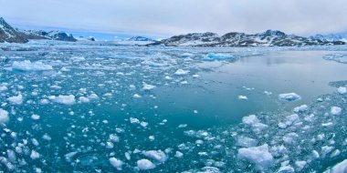 Sürüklenen Buz ve Karlı Dağlar, Buz Dağları, Buz Dağları, Albert I Land, Arctic, Spitsbergen, Svalbard, Norveç, Avrupa