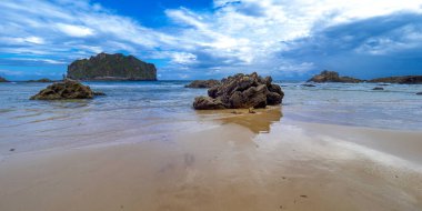 Sahil şeridi ve uçurumlar, La Franca plajı, Asturias, La Franca, Ribadedeva, Asturias, İspanya, Avrupa 'nın doğu kıyılarının korunan manzarası.