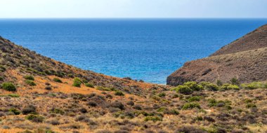 Rocky Coastline and Cliffs, Amatista Viewpoint, Cabo de Gata-Nijar Natural Park, UNESCO Biyosfer Rezervi, Sıcak Çöl İklim Bölgesi, Almerya, Endülüs, İspanya, Avrupa