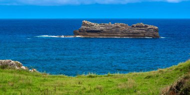 Islote Piedras Llegueras, Coastline and Cliffs View, Cantabrian Denizi, Pendueles, Llanes, Asturias, İspanya, Avrupa