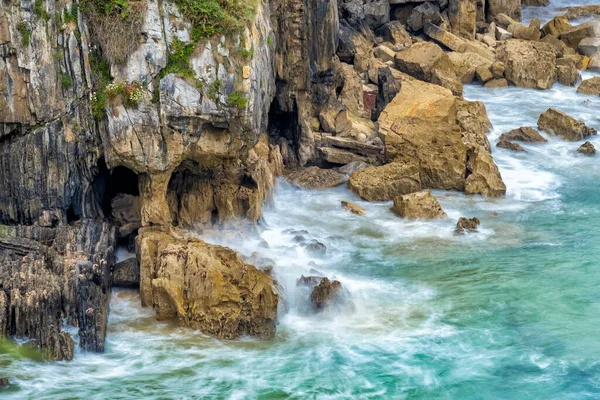 Kayalıklar ve Kayalar, Vidiago Plajı, Cantabrian Denizi, Vidiago, Llanes, Asturias, İspanya, Avrupa