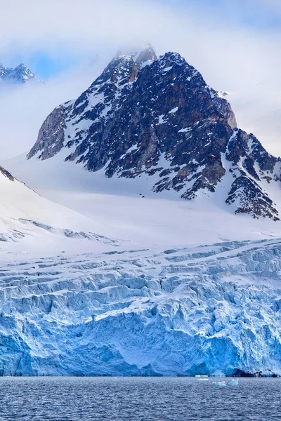 Deep Blue Glacier Snowcapped Mountains Albert Land Arktis Spitzbergen Spitzbergen — Stockfoto