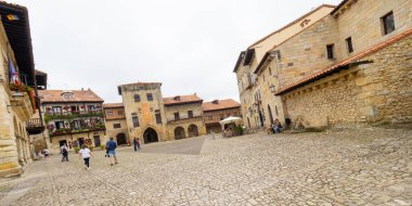 Ana Meydan, Sokak Sahnesi, Geleneksel Mimari, Tarihi Sanatsal Gruplaşma, Santillana del Mar, Cantabria, İspanya, Avrupa