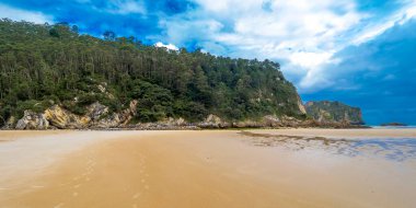 Sahil şeridi ve uçurumlar, La Franca Plajı, Doğu Sahili Korunan Asturias, La Franca, Ribadedeva, Asturias, İspanya, Avrupa