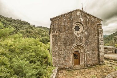 San Xoan de Caaveiro Manastırı, 11. yüzyıl Romen Tarzı, Fragas do Eume Doğal Parkı, Pontedeume, La Coruna, Galiçya, İspanya, Avrupa