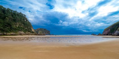 Sahil şeridi ve uçurumlar, La Franca Plajı, Doğu Sahili Korunan Asturias, La Franca, Ribadedeva, Asturias, İspanya, Avrupa