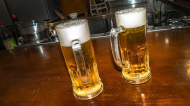 Halka açık bir barda Beyaz Tahta üzerinde Bira Kavanozu