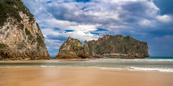 Sahil şeridi ve uçurumlar, La Franca Plajı, Doğu Sahili Korunan Asturias, La Franca, Ribadedeva, Asturias, İspanya, Avrupa