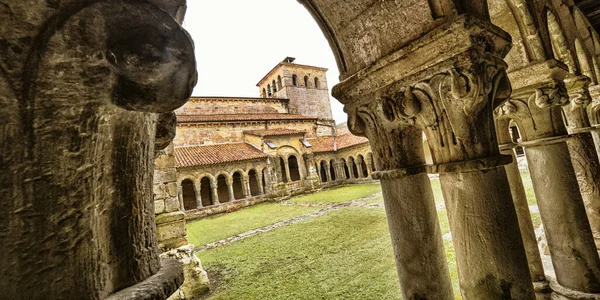大学教会の回廊聖フリアナ教会 12世紀ロマネスク様式 スペイン文化財 ユネスコ世界遺産 サンティラナ カンタブリア スペイン ヨーロッパ — ストック写真