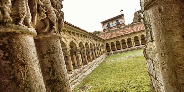 大学教会の回廊聖フリアナ教会 12世紀ロマネスク様式 スペイン文化財 ユネスコ世界遺産 サンティラナ カンタブリア スペイン ヨーロッパ — ストック写真