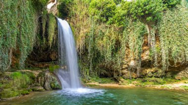 Paseo del Molinar Yolu, Molinar Nehri Şelalesi, Tobera, Montes Obarenes-San Zadornil Doğal Parkı, Las Merindades, Burgos, Castilla y Leon, İspanya, Avrupa