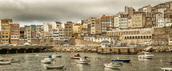 Cityview ve Balıkçılık Limanı, Malpica de BergantiNos, La Coruna, Galiçya, İspanya, Avrupa