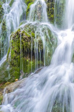 Paseo del Molinar Yolu, Molinar Nehri Şelalesi, Tobera, Montes Obarenes-San Zadornil Doğal Parkı, Las Merindades, Burgos, Castilla y Leon, İspanya, Avrupa