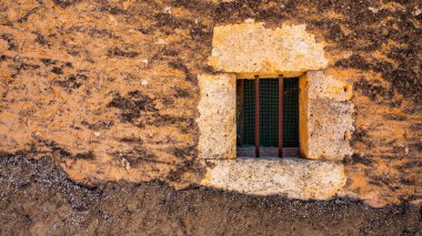 Eski Duvardaki Kapalı Eski Geleneksel Pencere