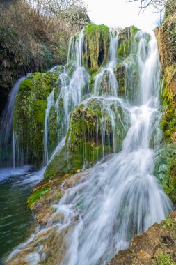 Paseo del Molinar Yolu, Molinar Nehri Şelalesi, Tobera, Montes Obarenes-San Zadornil Doğal Parkı, Las Merindades, Burgos, Castilla y Leon, İspanya, Avrupa