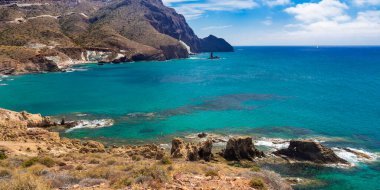 Piedra del Agujero, Cala Raja, El Dedo Resifi, Cabo de Gata-Njar Doğal Parkı, UNESCO Biyosfer Rezervi, Sıcak Çöl İklim Bölgesi, Almerya, Endülüs, İspanya, Avrupa