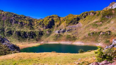 La Cueva Gölü, Lagos de Saliencia 'nın Dairesel Yolu, Somiedo Doğal Parkı, Principado de Asturias, İspanya, Avrupa