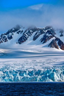 Derin Mavi Buzul ve Karlı Dağlar, Albert I Land, Arctic, Spitsbergen, Svalbard, Norveç, Avrupa