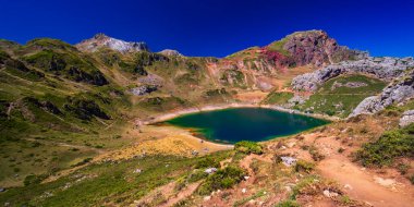 La Cueva Gölü, Lagos de Saliencia 'nın Dairesel Yolu, Somiedo Doğal Parkı, Principado de Asturias, İspanya, Avrupa