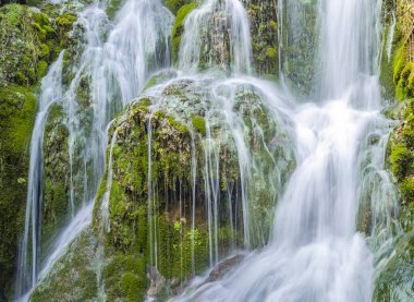 Paseo del Molinar Yolu, Molinar Nehri Şelalesi, Tobera, Montes Obarenes-San Zadornil Doğal Parkı, Las Merindades, Burgos, Castilla y Leon, İspanya, Avrupa