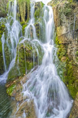 Paseo del Molinar Yolu, Molinar Nehri Şelalesi, Tobera, Montes Obarenes-San Zadornil Doğal Parkı, Las Merindades, Burgos, Castilla y Leon, İspanya, Avrupa