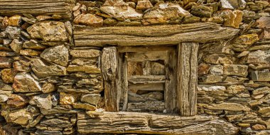 Eski Duvardaki Kapalı Eski Geleneksel Pencere