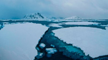 Buzdağı, Mavi Buz kütleleri, Sürüklenen Buz Dağları, Karlı Dağlar, Albert I Land, Arctic, Spitsbergen, Svalbard, Norveç, Avrupa