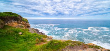 Cabo de Ajo Deniz fenerinin Sahil Yolu, Özel Koruma Alanı, SPA, Bareyo, Cantabria, İspanya, Avrupa 