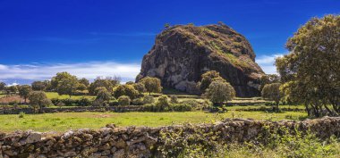 La Pea Gorda Inselberg, Episyenite Rock, La Pea Village, Salamanca, Castilla y Leon, İspanya, Avrupa