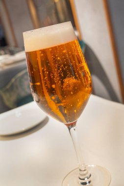 Restoran Masasında Bira Kadehi