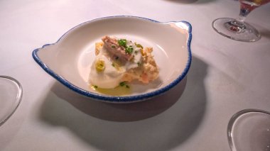 Olivier Salatası, İspanyol Tapası, Restoran Bar 'da Tipik İspanyol Tapası, İspanyol Gastronomisi, İspanya, Avrupa