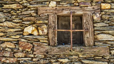 Eski Duvardaki Kapalı Eski Geleneksel Pencere