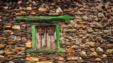 Eski Duvardaki Kapalı Eski Geleneksel Pencere