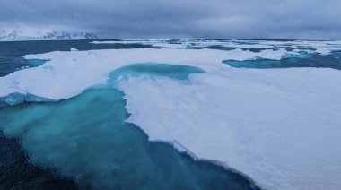Buzdağı, Mavi Buz kütleleri, Sürüklenen Buz Dağları, Karlı Dağlar, Albert I Land, Arctic, Spitsbergen, Svalbard, Norveç, Avrupa