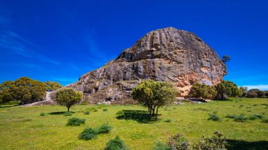 La Pena Gorda Inselberg, Episyenite Rock, La Pena Village, Salamanca, Castilla y Leon, İspanya, Avrupa