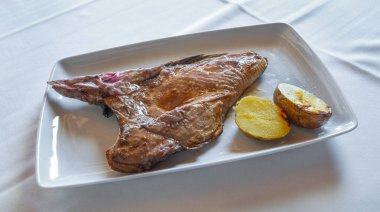 Izgara ton balıklı patates, İspanyol lezzeti, İspanyol gastronomisi, İspanya, Avrupa