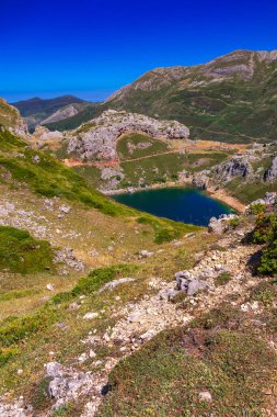 La Cueva Gölü, Lagos de Saliencia 'nın Dairesel Yolu, Somiedo Doğal Parkı, Principado de Asturias, İspanya, Avrupa